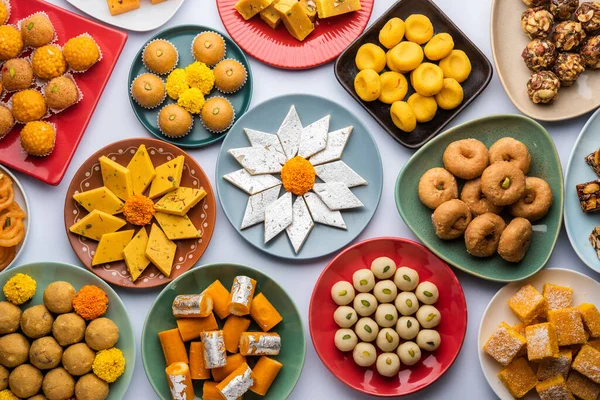 Groep Van Indiase Diverse Zoetigheden Mithai Met Diya — Stockfoto