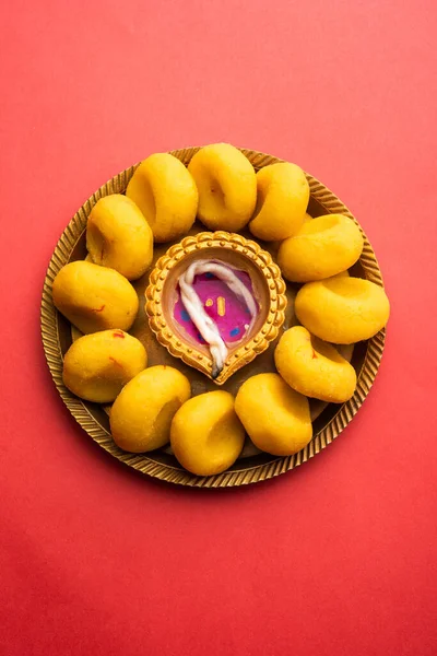 라이메다 Malai Meda 페트리아 Pedha Diwali Diya 접시에 장식된 인사말 — 스톡 사진