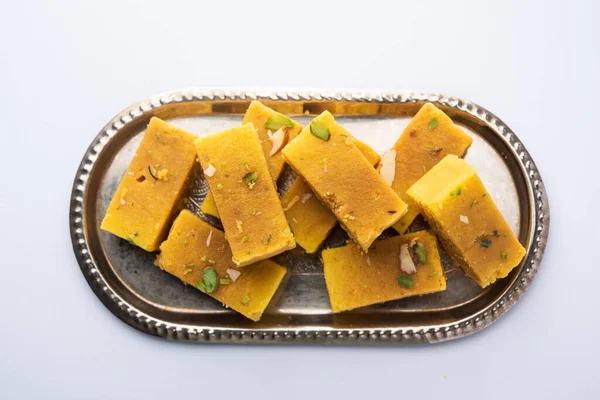 Mysore Pak, hindistancevizi tatlısı. Kökeni Mysuru şehrinden geliyor.
