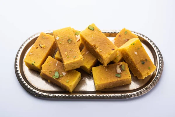 Mysore Pak, hindistancevizi tatlısı. Kökeni Mysuru şehrinden geliyor.
