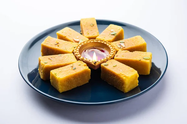 Mysore Pak Diwali Diya Lâmpada Barro Decorado Uma Placa Feliz — Fotografia de Stock