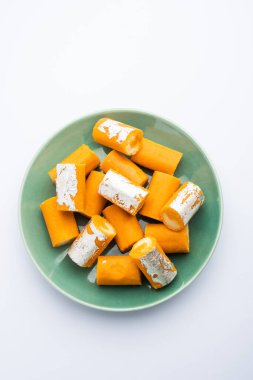 Portakallı kahve, barfi, tatlı veya Mitlai.