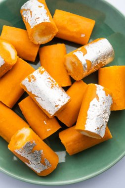 Portakallı kahve, barfi, tatlı veya Mitlai.