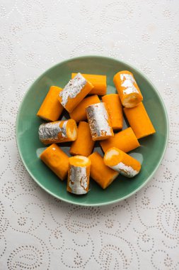 Portakallı kahve, barfi, tatlı veya Mitlai.