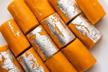 Portakallı kahve, barfi, tatlı veya Mitlai.