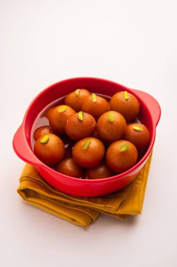 Hint yemeği Gulab Jamun yuvarlak bir seramik kasede servis edilir.