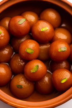 Hint yemeği Gulab Jamun yuvarlak bir seramik kasede servis edilir.