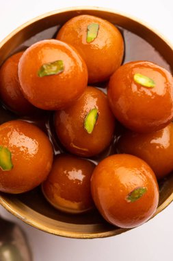 Hint yemeği Gulab Jamun yuvarlak bir seramik kasede servis edilir.