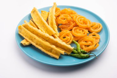 Bir Kızılderili Gujarat, seçici odak en popüler snack tatlı jalebi ile gevrek Fafda olduğunu