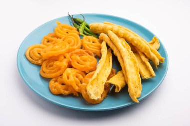 Bir Kızılderili Gujarat, seçici odak en popüler snack tatlı jalebi ile gevrek Fafda olduğunu