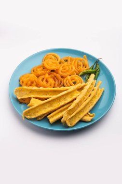 Bir Kızılderili Gujarat, seçici odak en popüler snack tatlı jalebi ile gevrek Fafda olduğunu