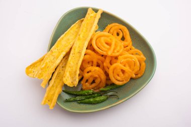 Bir Kızılderili Gujarat, seçici odak en popüler snack tatlı jalebi ile gevrek Fafda olduğunu