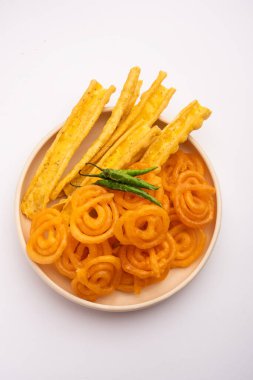 Bir Kızılderili Gujarat, seçici odak en popüler snack tatlı jalebi ile gevrek Fafda olduğunu