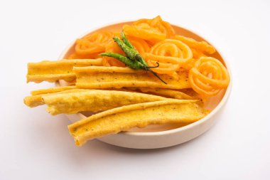 Bir Kızılderili Gujarat, seçici odak en popüler snack tatlı jalebi ile gevrek Fafda olduğunu