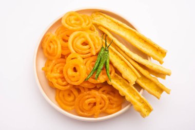 Bir Kızılderili Gujarat, seçici odak en popüler snack tatlı jalebi ile gevrek Fafda olduğunu