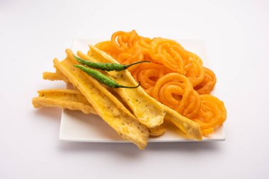 Bir Kızılderili Gujarat, seçici odak en popüler snack tatlı jalebi ile gevrek Fafda olduğunu