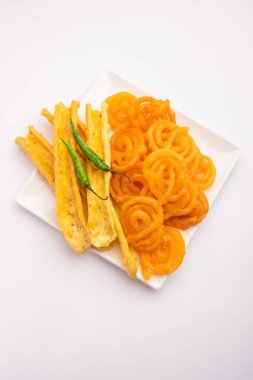 Bir Kızılderili Gujarat, seçici odak en popüler snack tatlı jalebi ile gevrek Fafda olduğunu