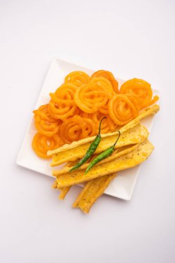 Bir Kızılderili Gujarat, seçici odak en popüler snack tatlı jalebi ile gevrek Fafda olduğunu