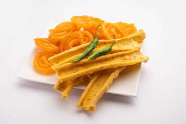 Bir Kızılderili Gujarat, seçici odak en popüler snack tatlı jalebi ile gevrek Fafda olduğunu