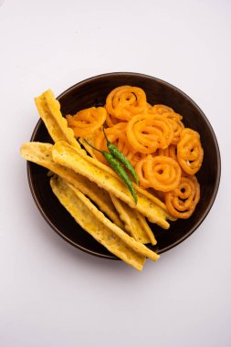 Bir Kızılderili Gujarat, seçici odak en popüler snack tatlı jalebi ile gevrek Fafda olduğunu
