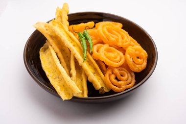 Bir Kızılderili Gujarat, seçici odak en popüler snack tatlı jalebi ile gevrek Fafda olduğunu