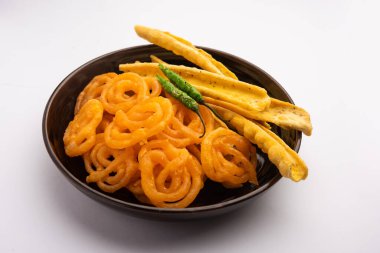 Bir Kızılderili Gujarat, seçici odak en popüler snack tatlı jalebi ile gevrek Fafda olduğunu