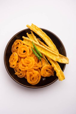 Bir Kızılderili Gujarat, seçici odak en popüler snack tatlı jalebi ile gevrek Fafda olduğunu