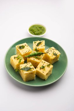 Gujarati Khaman Dhokla, Chana Dal 'ı kullanarak yeşil turşuyla servis etti.