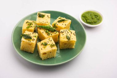 Gujarati Khaman Dhokla, Chana Dal 'ı kullanarak yeşil turşuyla servis etti.