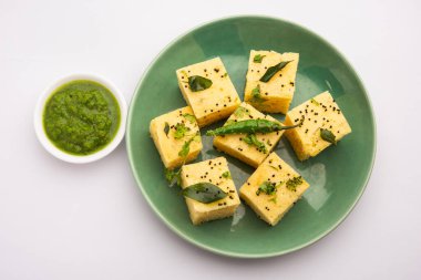 Gujarati Khaman Dhokla, Chana Dal 'ı kullanarak yeşil turşuyla servis etti.
