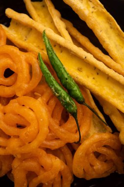 Bir Kızılderili Gujarat, seçici odak en popüler snack tatlı jalebi ile gevrek Fafda olduğunu