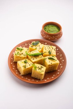 Gujarati Khaman Dhokla, Chana Dal 'ı kullanarak yeşil turşuyla servis etti.