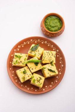 Gujarati Khaman Dhokla, Chana Dal 'ı kullanarak yeşil turşuyla servis etti.