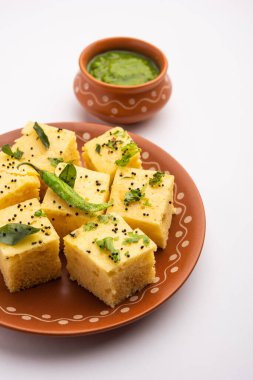 Gujarati Khaman Dhokla, Chana Dal 'ı kullanarak yeşil turşuyla servis etti.