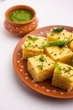 Gujarati Khaman Dhokla, Chana Dal 'ı kullanarak yeşil turşuyla servis etti.