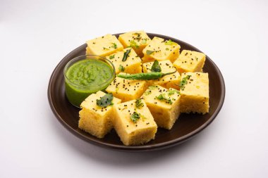 Gujarati Khaman Dhokla, Chana Dal 'ı kullanarak yeşil turşuyla servis etti.