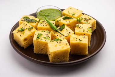 Gujarati Khaman Dhokla, Chana Dal 'ı kullanarak yeşil turşuyla servis etti.