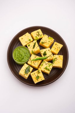 Gujarati Khaman Dhokla, Chana Dal 'ı kullanarak yeşil turşuyla servis etti.