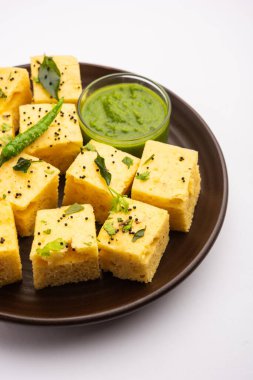 Gujarati Khaman Dhokla, Chana Dal 'ı kullanarak yeşil turşuyla servis etti.