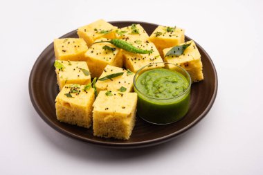 Gujarati Khaman Dhokla, Chana Dal 'ı kullanarak yeşil turşuyla servis etti.