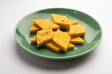 Hint Tatlısı Badam Barfi ya da Katli diğer adıyla Badem Şekeri Burfi veya Mithai, barfee