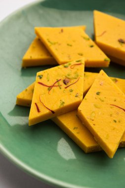 Hint Tatlısı Badam Barfi ya da Katli diğer adıyla Badem Şekeri Burfi veya Mithai, barfee
