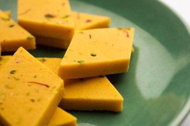 Hint Tatlısı Badam Barfi ya da Katli diğer adıyla Badem Şekeri Burfi veya Mithai, barfee
