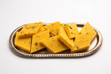 Hint Tatlısı Badam Barfi ya da Katli diğer adıyla Badem Şekeri Burfi veya Mithai, barfee