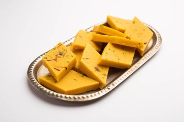 Hint Tatlısı Badam Barfi ya da Katli diğer adıyla Badem Şekeri Burfi veya Mithai, barfee