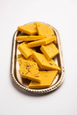Hint Tatlısı Badam Barfi ya da Katli diğer adıyla Badem Şekeri Burfi veya Mithai, barfee