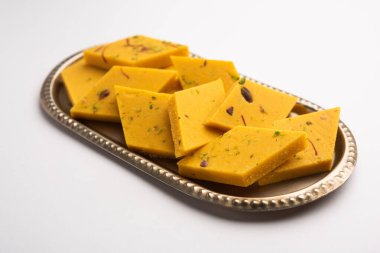 Hint Tatlısı Badam Barfi ya da Katli diğer adıyla Badem Şekeri Burfi veya Mithai, barfee