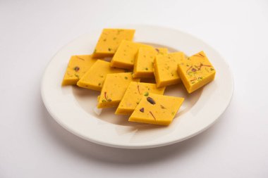 Hint Tatlısı Badam Barfi ya da Katli diğer adıyla Badem Şekeri Burfi veya Mithai, barfee