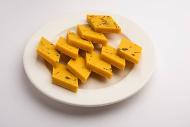 Hint Tatlısı Badam Barfi ya da Katli diğer adıyla Badem Şekeri Burfi veya Mithai, barfee