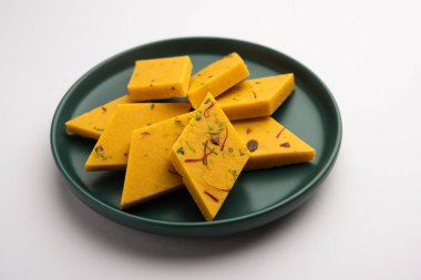 Hint Tatlısı Badam Barfi ya da Katli diğer adıyla Badem Şekeri Burfi veya Mithai, barfee